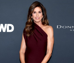 Cindy Crawford letarolta a vörös szőnyeget: testre simuló, félvállas burgundi ruhájában maga volt a tökély