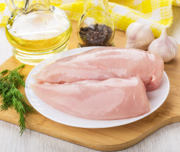 A bolti csirkemell fele víz? Fel tudod ismerni, hogy melyiket kell messziről elkerülni A bolti csirkemell fele víz? Fel tudod ismerni, hogy melyiket kell messziről elkerülni