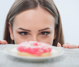 Ez a 3 egészséges édesség percek alatt megszünteti a cukorsóvárgást Ez a 3 egészséges édesség percek alatt megszünteti a cukorsóvárgást