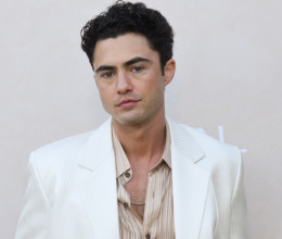 Ezért az észvesztően jóképű, 34 éves színészért rajong most mindenki: igazi szívtipró, aki után bomlanak a nők