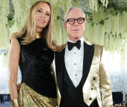 Tommy Hilfiger 15 évvel fiatalabb felesége igazán gyönyörű nő: az idén 60 esztendős Dee nemcsak csinos, de valódi stíluskirálynő is Tommy Hilfiger 15 évvel fiatalabb felesége igazán gyönyörű nő: az idén 60 esztendős Dee nemcsak csinos, de valódi stíluskirálynő is