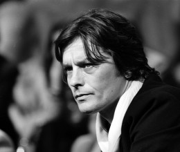 Saját fia rántotta le a leplet Alain Delon igazi arcáról: a színész fegyvert fogott a családtagjaira, és kis híján halálra verte az egyik barátnőjét