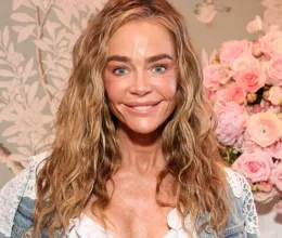 Charlie Sheen 55 éves volt felesége arcplasztikán esett át: így néz ki most Denise Richards a műtét után Charlie Sheen 55 éves volt felesége arcplasztikán esett át: így néz ki most Denise Richards a műtét után