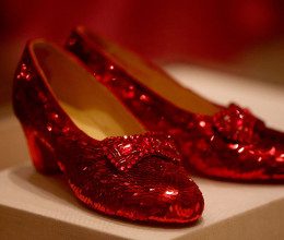 Emlkékszel Dorothy piros cipőire, amiket Judy Garland viselt az Óz, a csodák csodájában? – Kalandos útjuk volt az évek során