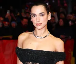 Minden tekintet Dua Lipa meztelenruhájára szegeződött: átlátszó darabban mutatta meg csodás testét az énekesnő