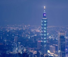 Ilyet még nem láttál: biztosítás nélkül mászta meg az 508 méteres tajvani felhőkarcolót az amerikai sziklamászó - Videó Ilyet még nem láttál: biztosítás nélkül mászta meg az 508 méteres tajvani felhőkarcolót az amerikai sziklamászó - Videó