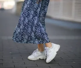Leáldozott a fehér sneakernek: ezért a cipőért rajonganak most a nők, szinte le sem lehet robbantani a lábukról Leáldozott a fehér sneakernek: ezért a cipőért rajonganak most a nők, szinte le sem lehet robbantani a lábukról