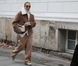 Újra divatba jött gyerekkorunk legjobban gyűlölt ruhadarabja: sportcipővel is tökéletesen mutat