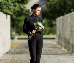El akart menni a volt barátnője temetésére, de az anyja brutális választ adott neki