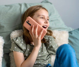Ekkora büntetést utalhatnak ki, ha telefonbetyárkodik a gyereked, és lebukik