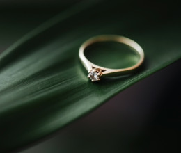 Interneten keresztül bolondította magába idős áldozatát a magyar férfi: csak akkor bukott le, amikor jegygyűrűt küldött az áldozatának