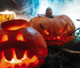 Nem tudjátok, minek öltözzetek? 5 ötletes halloweeni jelmez pároknak, amit az utolsó pillanatban is összedobhattok otthon Nem tudjátok, minek öltözzetek? 5 ötletes halloweeni jelmez pároknak, amit az utolsó pillanatban is összedobhattok otthon