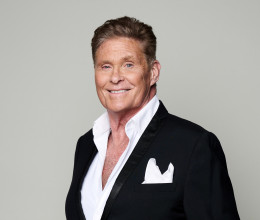 A 73 éves David Hasselhoff segítséggel sétált 28 évvel fiatalabb felesége mellett - fotókon a páros