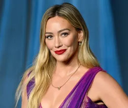Hilary Duff kanapéja egy váratlan 2026-os színtrend úttörője – merész retró bájjal dobja fel a nappaliját