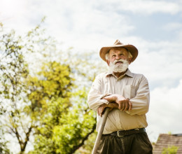 Milliókat akartak kicsalni a 85 éves nyugdíjastól, aki mesteri csapdát állított a szélhámosoknak: a fél világ az idős férfi leleményességét csodálja