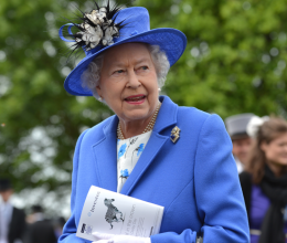 Elképesztő, mit tett Erzsébet a vendégek előtt: a királynő bizarr hóbortja mindenkit zavarba hozott