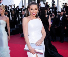 Sydney van den Bosch igazi dívaként tündökölt a cannes-i filmfesztiválon: először töltött egy éjszakát távol a kislányától