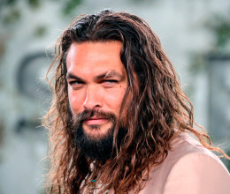 Őrület: Jason Momoa lökdösődve, ugrálva bulizott, és nem kímélt senkit maga körül