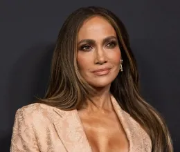 Mi történt vele? Teljesen megváltozott J-Lo kigyúrt hasonmása, rá sem ismersz majd az új külsejével Mi történt vele? Teljesen megváltozott J-Lo kigyúrt hasonmása, rá sem ismersz majd az új külsejével