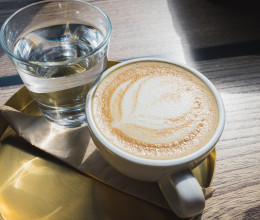 Miért kapsz vizet is a kávé mellé, ha étteremben rendelsz? Az egészségednek is köze van hozzá