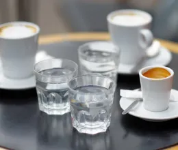 Ezért jár egy pohár víz a kávéd mellé – és nem azért, hogy megidd