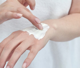 Zavarnak a sötét foltok a kezeiden? Bosszankodás helyett tüntesd el őket ezekkel a hatékony módszerekkel! Zavarnak a sötét foltok a kezeiden? Bosszankodás helyett tüntesd el őket ezekkel a hatékony módszerekkel!