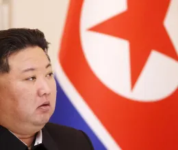 Ez Kim Dzsongun legnagyobb félelme: ezért tűnnek el körülötte az emberek egyik napról a másikra rejtélyes módon Ez Kim Dzsongun legnagyobb félelme: ezért tűnnek el körülötte az emberek egyik napról a másikra rejtélyes módon