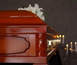 Hamvasztani vitték a több napos holttestet, amikor hirtelen kopogást hallottak a koporsóból: ledermedtek, miután felnyitották a fedelét Hamvasztani vitték a több napos holttestet, amikor hirtelen kopogást hallottak a koporsóból: ledermedtek, miután felnyitották a fedelét