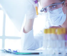 Az egyik koronavírus-vakcinának robosztus mellékhatása van, erről eddig nem tudtak az orvosok