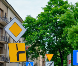 Több éve húzódó problémát old meg a kormány, új pont kerül a KRESZ-be Több éve húzódó problémát old meg a kormány, új pont kerül a KRESZ-be