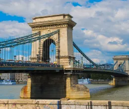 Sokkoló: így nézett ki a lebombázott Lánchíd Budapesten Sokkoló: így nézett ki a lebombázott Lánchíd Budapesten