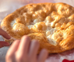 Ettől az egy hozzávalótól finomabb lesz a lángos, mint a balatoni büfékben: filléres alapanyagban rejlik a titok nyitja