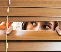 3 jel, hogy a szomszédod titokban figyel téged: ha ezeket tapasztalod, valami nincs rendben vele