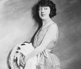 Gyilkossági botrányok és drogfüggőség tették tönkre Hollywood imádott színésznőjét: 37 évesen Mabel Normand már halott volt Gyilkossági botrányok és drogfüggőség tették tönkre Hollywood imádott színésznőjét: 37 évesen Mabel Normand már halott volt