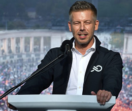 Magyar Péter a fia miatt kérte ezt az újságoktól, rögtön meg is osztotta