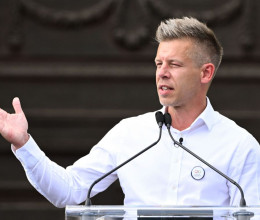 Rendkívüli dolgot szúrtak ki a netezők Magyar Péter sajtótájékoztatóján, de van rá magyarázat