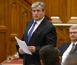 Mindenki a Matolcsy családdal volt elfoglalva, de közben Kapitány István felújítási támogatást jelentett be Mindenki a Matolcsy családdal volt elfoglalva, de közben Kapitány István felújítási támogatást jelentett be