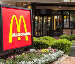 Világszenzáció: hajóknak nyílt McDrive ebben az európai városban