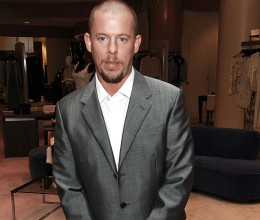 Katalin kedvenc divattervezője a halálba menekült: ezt tette magával egy nappal anyja temetése előtt Alexander McQueen