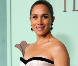 Meghan Markle osztrigafehér ruhában idézte meg a hollywoodi glamourt: királynőként ragyogott a "vörös" szőnyegen