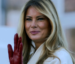 Melania Trump felvette az idei tél legszebb kabátját: ennek a hófehér darabnak minden nő gardróbjában ott a helye Melania Trump felvette az idei tél legszebb kabátját: ennek a hófehér darabnak minden nő gardróbjában ott a helye