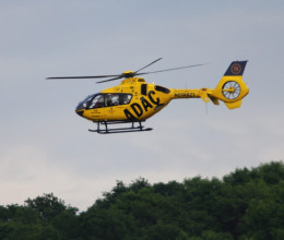 Súlyos balesetek és óriási torlódások az utakon: az M1-esre mentőhelikoptert riasztottak Súlyos balesetek és óriási torlódások az utakon: az M1-esre mentőhelikoptert riasztottak