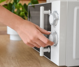 Ezek az ételek nagyot robbanhatnak a mikrohullámú sütőben, nehogy ott melegítsd fel őket Ezek az ételek nagyot robbanhatnak a mikrohullámú sütőben, nehogy ott melegítsd fel őket