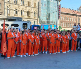 Elrajtolt a Most Wanted: Tömegek vártak a Keletinél a menekülő sztárokra - fotók Elrajtolt a Most Wanted: Tömegek vártak a Keletinél a menekülő sztárokra - fotók