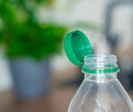 A lecsavarhatatlan kupakok után újabb szigorú szabály jön a PET-palackoknál A lecsavarhatatlan kupakok után újabb szigorú szabály jön a PET-palackoknál