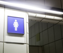 Női mosdókban helyezett el titkos kamerákat a magyar kukkoló: nem fogod elhinni, kinek köszönhető a csúfos lebukása