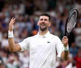 Nem elegáns, ha a rövid nadrághoz zakót veszel fel? Novak Djokovic megcsinálta