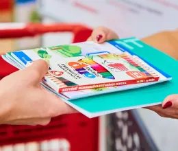Vásárlás közben is tehetsz egy jó ügyért – ma kezdődik az Adni Öröm! tanszergyűjtő akció Vásárlás közben is tehetsz egy jó ügyért – ma kezdődik az Adni Öröm! tanszergyűjtő akció