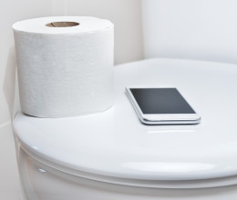 Fájdalmas betegség vár rád, ha beviszed a telefont a vécére