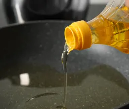 A többség ezt adja az étolajhoz, és nem fog többet pattogni, a profik régóta alkalmazzák